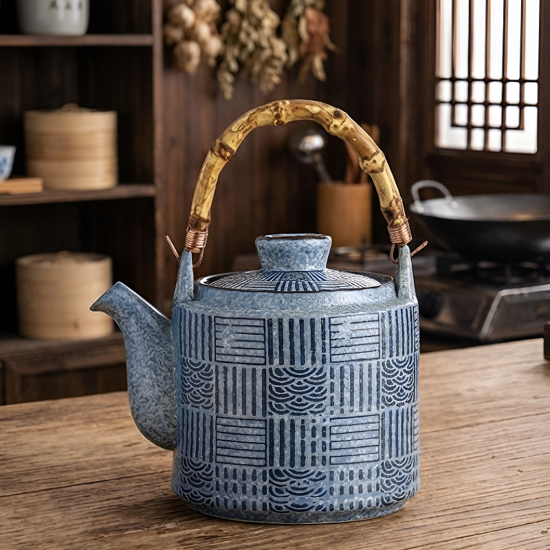 Théière Originale en Porcelaine Noire, Anse en bois - Menja Théière Originale en Porcelaine Noire, Anse en bois - Menja