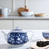 Jolie théière bleue fleur blanche