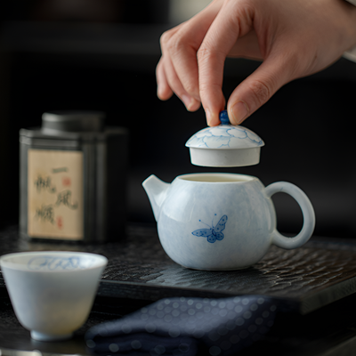 Jolie théière porcelaine