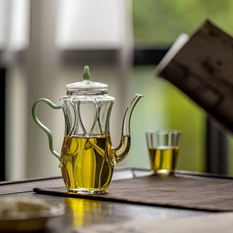 Petite théière individuelle en verre