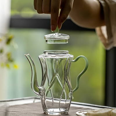 Petite théière individuelle en verre