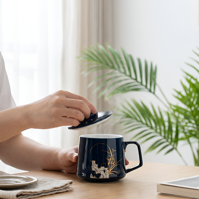 Tasse à thé avec infuseur bleu