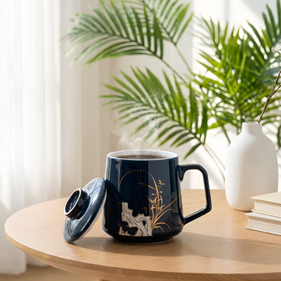 Tasse à thé avec infuseur bleu