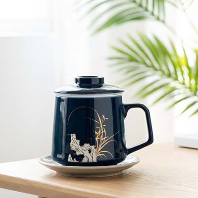 Tasse à thé avec infuseur bleu