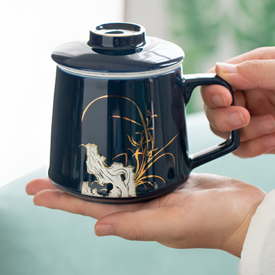 Tasse à thé avec infuseur bleu