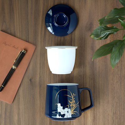 Tasse à thé avec infuseur bleu