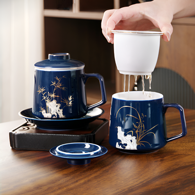Tasse à thé avec infuseur bleu