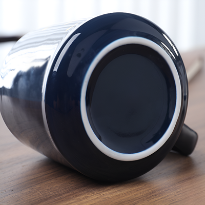 Tasse à thé avec infuseur bleu