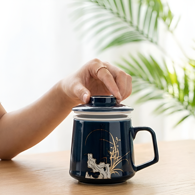Tasse à thé avec infuseur bleu