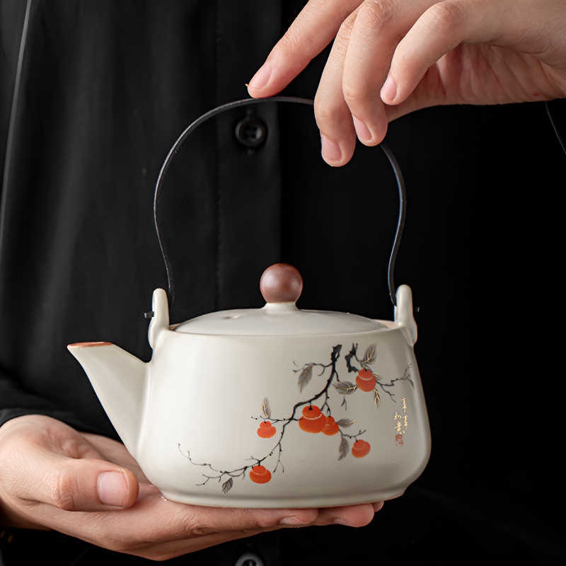 Théière ancienne porcelaine fond blanc