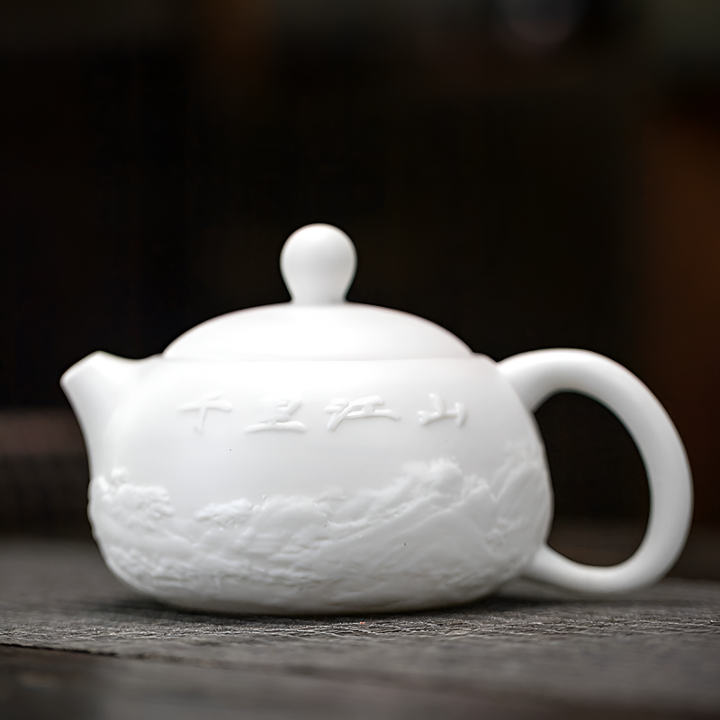 Théière blanche avec décor en bas-relief