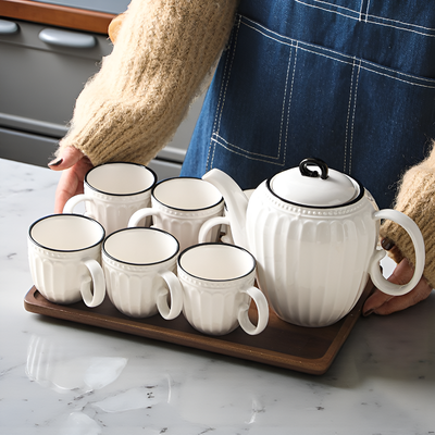 Théière blanche et noire