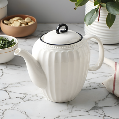 Théière blanche et noire