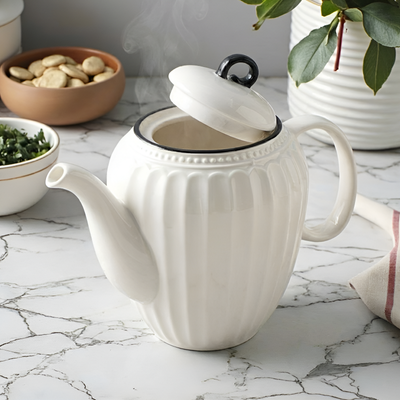 Théière blanche et noire