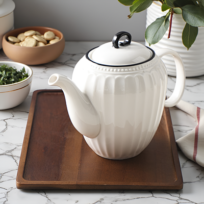 Théière blanche et noire