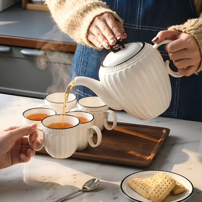 Théière blanche et noire