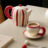 Théière blanche et rouge
