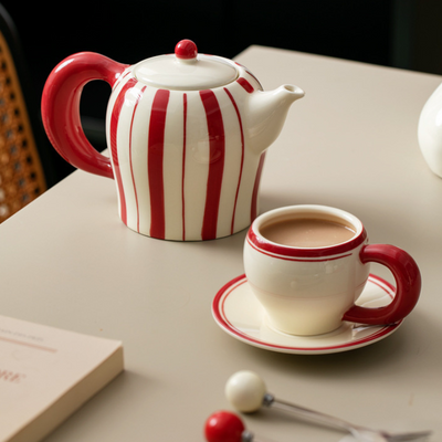 Théière blanche et rouge