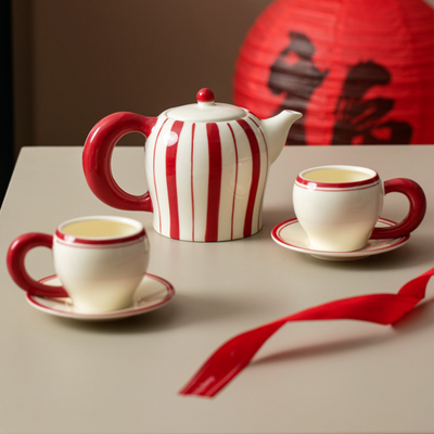 Théière blanche et rouge