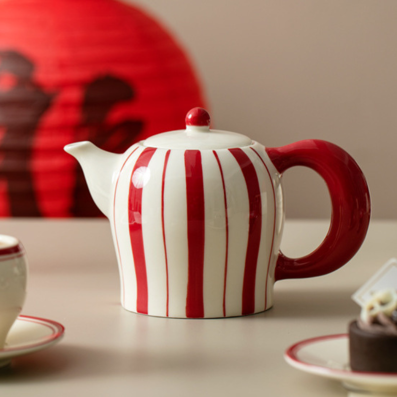 Théière blanche et rouge