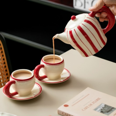 Théière blanche et rouge