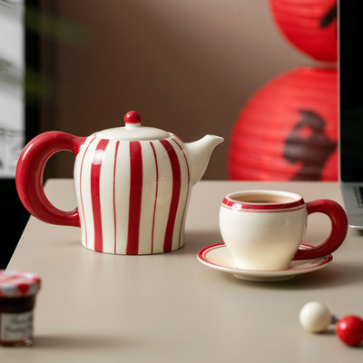 Théière blanche et rouge
