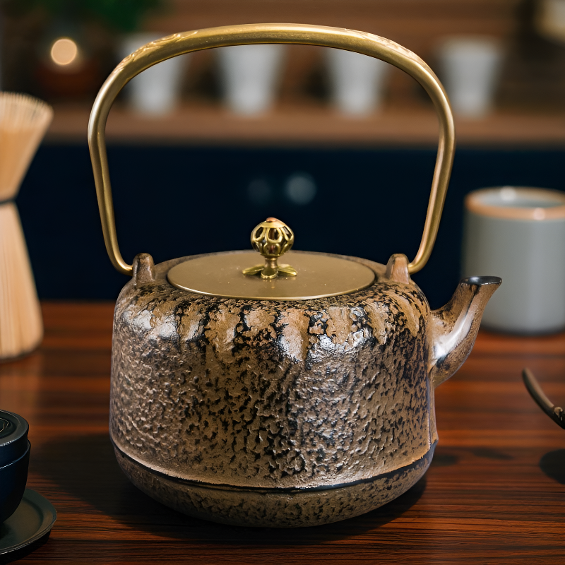 Théière en fonte ancienne