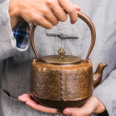 Théière en fonte ancienne