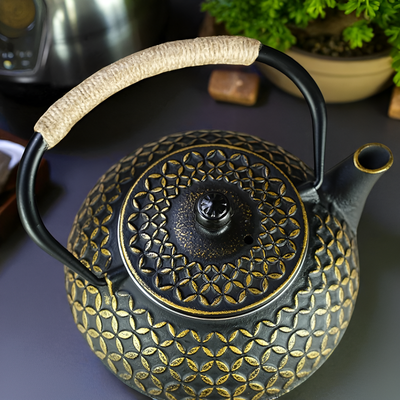 Théière en fonte noir et doré