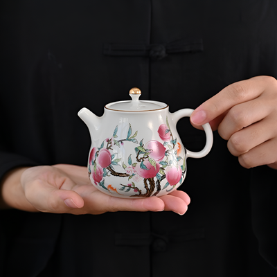 Théière en porcelaine avec des motifs
