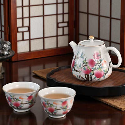 Théière en porcelaine avec des motifs