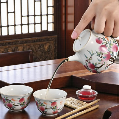 Théière en porcelaine avec des motifs