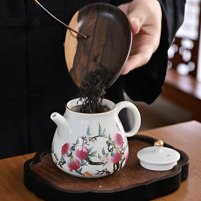 Théière en porcelaine avec des motifs